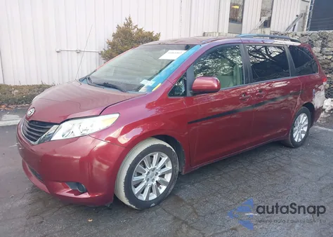 2013 Toyota Sienna Le 7 Passenger z USA, uszkodzony, nr VIN 5TDJK3DC0DS062361